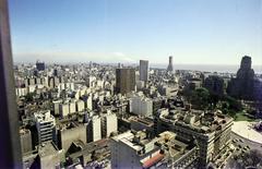 Argentína, Buenos Aires, a felvétel a Torre Brunettából készült, a kép bal szélén az Edificio Kavanagh, mellette a Plaza Hotel Buenos Aires, alatta a Plaza General San Martín és a Monument to the Liberator Don Jose de San Martin kis részlete látszik., 1969, Csaba László örökösei, Fortepan #288191