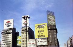 Argentína, Buenos Aires, Avenida 9 de Julio, jobbra az Avenida Corrientes sarkán álló épület., 1969, Csaba László örökösei, reklám, Fortepan #288195