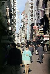 Argentína, Buenos Aires, a Calle Lavalle a Calle Suipacha felől a Calle Esmeralda felé. Jobbra az Edificio Lavalle 900., 1969, Csaba László örökösei, Fortepan #288204