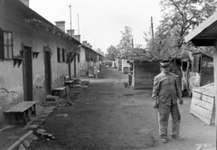 Magyarország, Salgótarján, Forgách telep., 1972, Építésügyi Dokumentációs és Információs Központ, VÁTI, kalap, udvar, munkaruha, pad, Fortepan #28822