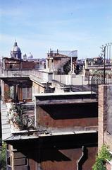 Olaszország, Róma, kilátás a Spanyol-lépcsőtől, előtérben balra a Basilica dei Santi Ambrogio e Carlo al Corso, jobbra a távolban a Szent Péter-bazilika., 1970, Csaba László örökösei, Fortepan #288239