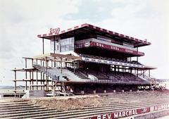 Franciaország, Le Mans, a 24 órás autóverseny pályája a Circuit des 24 Heures du Mans / Circuit de la Sarthe., 1970, Csaba László örökösei, építkezés, Esso-márka, reklám, nézőtér, Fortepan #288242