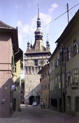 Romania,Transylvania, Sighişoara, Piața Cetății, szemben az Óratorony, a jobb szélén a Szarvas-ház látható a cégérrel., 1971, Csaba László örökösei, Fortepan #288251