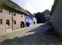 Romania,Transylvania, Sighişoara, Iskola utca (Strada Școlii), balra fent a Szász iskola (később Liceul Teoretic Joseph Haltrich)., 1971, Csaba László örökösei, Fortepan #288252