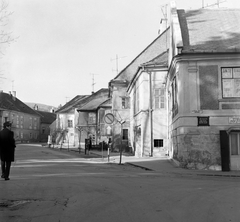 Magyarország, Kőszeg, Rajnis utca - Táblaház (Schätzel Frigyes) utca sarok. (Balra van a vár bejárata.), 1973, Építésügyi Dokumentációs és Információs Központ, VÁTI, jelzőtábla, Fortepan #28827