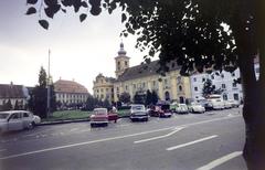 Romania,Transylvania, Sibiu, Nagy tér (Piața Mare), középen a Szentháromság-templom., 1971, Csaba László örökösei, automobile, car park, M21 Wolga, Volkswagen-brand, Fortepan #288274