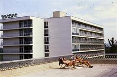 Szlovákia, Pöstyén, Fürdősziget, Hotel Balnea Grand., 1974, Csaba László örökösei, Csehszlovákia, napozás, nyugágy, Fortepan #288303