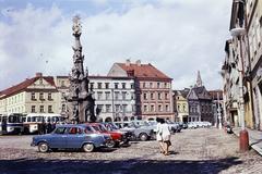 Csehország, Jindřichův Hradec, Fő tér (náměstí Míru), Szentháromság-oszlop. Jobbra a háttérben a Keresztelő Szent János-templom (Kostel svatého Jana Křtitele) tornya látszik., 1974, Csaba László örökösei, Fortepan #288312