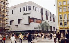 Németország, München, Marianplatz, szemben a Kaufhof Áruház épülete a Rosenstraße és a Kaufingerstraße sarkán, 1974, Csaba László örökösei, modern építészet, Fortepan #288328