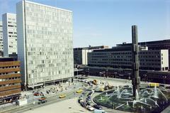 Svédország, Stockholm, Sergels Torg, a The Node szökőkút mögött a Sveavägen melletti épületek láthatók., 1977, Csaba László örökösei, Fortepan #288421