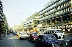 Svédország, Stockholm, Hamngatan, jobbra a Hamngatan 37. szám., 1977, Csaba László örökösei, Fortepan #288424