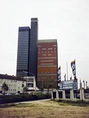 Németország, Köln, Raderberggürtel, a Deutsche Welle Funkhaus épületkomplexuma, a Studioturm, Aufzugturm és a Büroturm., 1978, Csaba László örökösei, NSZK, színes, Fortepan #288449