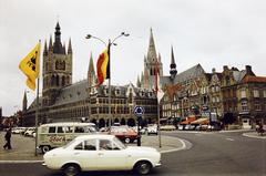 Belgium, Ypres, Grote Markt, a Posztócsarnok (Lakenhallen) és háttérben a Szent Márton-székesegyház (Sint-Maartenskathedraal) tornya látszik., 1978, Csaba László örökösei, Fortepan #288450