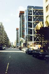 Franciaország, Párizs, a Rue Beaubourg az Impasse Berthaud felöl a Rue Rambuteau felé nézve, jobbra a Pompidou Központ, a távolban a Notre-Dame tornya., 1978, Csaba László örökösei, Fortepan #288461