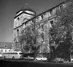 Magyarország, budai Vár, Budapest I., Hess András tér, a domonkosok Szent Miklós-templomának tornya és az egykori jezsuita kollégium romos épülete., 1973, Építésügyi Dokumentációs és Információs Központ, VÁTI, templom, autóbusz, csehszlovák gyártmány, német gyártmány, Trabant-márka, magyar gyártmány, utcakép, Skoda-márka, Ikarus-márka, Ford-márka, Ikarus 55, automobil, Trabant 601, Skoda 100, Ford Capri, Budapest, Fortepan #28851