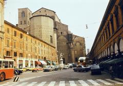 Olaszország, Bologna, középen Luigi Galvani szobra, mögötte a Basilica di San Petronio., 1980, Csaba László örökösei, forgalom, Fortepan #288527