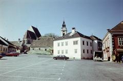 Ausztria, Ruszt, Rathausplatz, szemben a Kremayrhaus Stadtmuseum, mögötte az evangélikus templom tornya, balra a Halásztemplom látható., 1981, Csaba László örökösei, Fortepan #288543