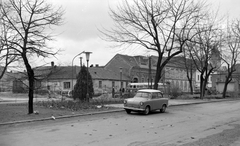 Magyarország, Tata, Hősök tere., 1975, Építésügyi Dokumentációs és Információs Központ, VÁTI, autóbusz, német gyártmány, Trabant-márka, magyar gyártmány, utcakép, Ikarus-márka, Ikarus 31/311, automobil, Trabant 500, Fortepan #28860