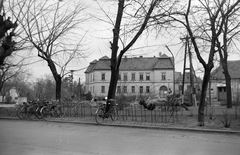 Magyarország, Tata, Hősök tere, egykori járásbíróság (később Bláthy Ottó Szakközépiskola)., 1975, Építésügyi Dokumentációs és Információs Központ, VÁTI, kerékpár, iskola, középület, kerékpár tároló, Fortepan #28861