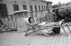 Hungary, Balatongyörök, BM üdülő., 1949, Csaba László örökösei, terrace, railing, reading, woman, deck chair, Fortepan #288617