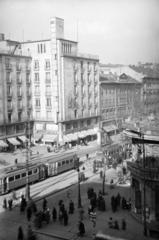 Magyarország, Budapest VII.,Budapest VIII., Astoria kereszteződés, balra a Georgia bérpalota., 1951, Csaba László örökösei, utcakép, felülnézet, gyógyszertár, Budapest, Fortepan #288663