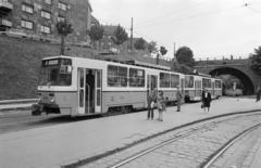 Magyarország, Budapest XII.,Budapest I., Széll Kálmán (Moszkva) tér, szemben a Krisztina körút felé vezető villamos aluljáró. Fenn a Vérmező út és a Várfok utca melletti épültek láthatók., 1980, Prohászka Imre, villamosmegálló, Tatra T5C5, Budapest, Fortepan #288698