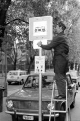 Magyarország, Budapest II., Kelemen László utca, autóbusz-végállomás a Hűvösvölgyi út (Vörös Hadsereg útja) - nál., 1983, Prohászka Imre, Best of, Budapest, rendszám, Lada-márka, buszmegálló, Fortepan #288713