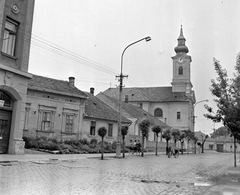 Magyarország, Nagykőrös, Szabadság tér, szemben a Szent László római katolikus templom., 1972, Építésügyi Dokumentációs és Információs Központ, VÁTI, templom, utcakép, lámpaoszlop, kerékpár, Fortepan #28872