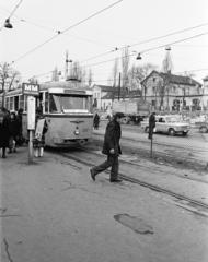 Magyarország, Budapest VIII., Fiumei (Mező Imre) út, villamosmegálló a Baross kocsiszín mellett, jobbra a Józsefvárosi pályaudvar., 1981, Prohászka Imre, Budapest, villamos, FVV CSM-2/CSM-4, Fortepan #288720