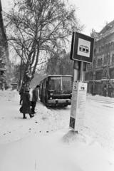 Magyarország, Budapest VII., Rákóczi út, buszmegálló az Astoria kereszteződés közelében, 1987, Prohászka Imre, autóbusz, Ikarus-márka, havas táj, buszmegálló, Budapest, Fortepan #288724