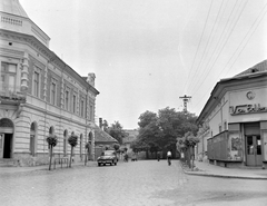 Magyarország, Nagykőrös, Dalmady Győző utca a Deák tér felől., 1972, Építésügyi Dokumentációs és Információs Központ, VÁTI, kereskedelem, utcakép, automobil, kerékpár, tricikli, Fortepan #28873