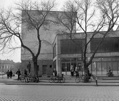 Magyarország, Kecskemét, Katona József tér - Csányi János körút sarok, Ének-Zenei Általános Iskola., 1970, Építésügyi Dokumentációs és Információs Központ, VÁTI, kerékpár, iskola, szobor, kerekesszék, Fortepan #28875