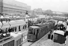 Magyarország, Budapest VIII., Fiumei (Mező Imre) út, villamosmegálló a Baross kocsiszín mellett. Kilátás az Orczy tér felé, balra épül a Posta hírlapfeldolgozó üzeme, szemben a Kőbányai út és a Ganz-MÁVAG., 1987, Prohászka Imre, Budapest, Fortepan #288759