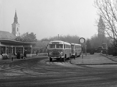 Magyarország, Kiskunhalas, Május 1. tér, autóbusz-állomás., 1970, Építésügyi Dokumentációs és Információs Központ, VÁTI, templom, autóbusz, magyar gyártmány, Ikarus-márka, Csepel-márka, MÁVAUT-szervezet, Ikarus 31/311, Ikarus 620/630, autóbuszállomás, Fortepan #28876