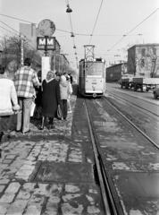 Magyarország, Budapest VIII., Orczy út (Mező Imre út), villamosmegálló a Vajda Péter utcánál. Jobbra a háttérben a Ganz-MÁVAG csarnokai., 1980, Prohászka Imre, Budapest, Fortepan #288761