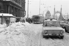 Magyarország, Budapest IX., Fővám (Dimitrov) tér, trolibuszmegálló a Marx Károly Közgazdaságtudományi Egyetem (később Corvinus Egyetem) épülete előtt., 1987, Prohászka Imre, Best of, Budapest, rendszám, buszmegálló, trolibusz, Lada-márka, havas táj, taxi, Fortepan #288796