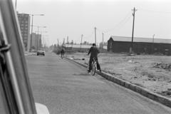 Magyarország, Budapest IV., Tél utca, távolban az Elem utca és a Berlini utca (Szabadságharcosok útja) sarkán az Újpesti Erőmű épülete látható., 1980, Prohászka Imre, Best of, kerékpár, Budapest, Fortepan #288801