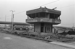 Magyarország, Budapest IX.,Budapest X., a Ferde utca - Üllői út közötti terület, a Határ úti BKV végállomás irányító épületének építkezése. Háttérben a Ferihegyi Repülőtérre vezető út felüljárója a Kőér utcánál., 1980, Prohászka Imre, Budapest, Fortepan #288804