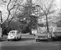 Magyarország, Kiskunhalas, Hősök tere., 1970, Építésügyi Dokumentációs és Információs Központ, VÁTI, szovjet gyártmány, GAZ-márka, hirdető tábla, Fiat-márka, Moszkvics-márka, olasz gyártmány, parkoló, lámpaoszlop, automobil, rendszám, GAZ 69, Fiat 500, Moszkvics 412, Fortepan #28881