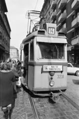 Magyarország, Budapest XIII., Visegrádi utca, villamosmegálló a 18-as számú ház előtt. Jobbra a 11-es számú ház erkélyei láthatók., 1980, Prohászka Imre, Budapest, Fortepan #288831