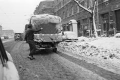 Magyarország, Budapest VIII., Orczy út, a felvétel az 43-as számú ház (Mező Imre út 35.) előtt készült. A teherautó ponyvája felett a Kőris utca sarkán álló házak láthatók., 1987, Prohászka Imre, Budapest, Fortepan #288837