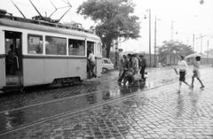 Magyarország, Budapest IV., Szilágyi utca, villamosmegálló az Egyesült Izzólámpa és Villamossági Rt. Vákuumtechnikai Gépgyára előtt, a Rákospalota-Újpest vasútállomás közelében., 1980, Prohászka Imre, Budapest, villamos, Fortepan #288839