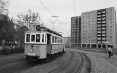 Magyarország, Budapest XI., Etele tér, a BKV nosztalgia villamosa a Somogyi utcából kanyarodik a térre, szemben az Etele (Szakasits Árpád) út 73. számú épület., 1980, Prohászka Imre, Budapest, Fortepan #288871