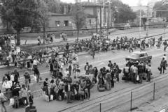 Magyarország, Budapest VIII., Fiumei (Mező Imre) út, villamosmegálló a Baross kocsiszín mellett, túloldalon a Józsefvárosi pályaudvar., 1982, Prohászka Imre, Best of, Budapest, Fortepan #288897