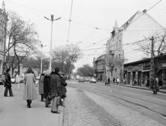 Magyarország, Budapest IV., István (Bajcsy-Zsilinszky) út a Király (Rezi Károly) utca és a Jókai utca között, balra a Városháza., 1982, Prohászka Imre, Budapest, Fortepan #288902