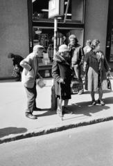 Magyarország, Budapest VII., Bethlen Gábor utca, trolivégállomás a Baross térnél, a háttérben a Baross tér 14. szám alatti Szivárvány Műszaki Áruház., 1981, Prohászka Imre, Best of, Budapest, Fortepan #288931