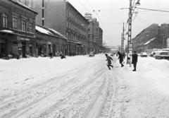 Magyarország, Budapest VIII., Baross utca, autóbusz- és trolibuszmegálló a Baross kocsiszín előtt. Balra a Szeszgyár utca torkolata., 1987, Prohászka Imre, Budapest, Fortepan #288951