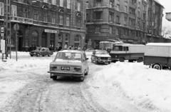 Magyarország, Budapest VIII., Baross utca, a felvétel a Baross kocsiszín előtt készült, szemben a háttérben a Szeszgyár utca torkolata, 1987, Prohászka Imre, rendszám, Lada-márka, Zuk-márka, gyógyszertár, Skoda-márka, havas táj, Budapest, Fortepan #288955