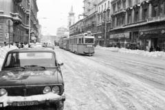 Magyarország, Budapest V.,Budapest IX., Vámház (Tolbuhin) körút a Veres Pálné utca közelében, szemben a Kálvin téri református templom., 1987, Prohászka Imre, Budapest, rendszám, havas táj, Lada-márka, sínpálya, villamos, Fortepan #288959