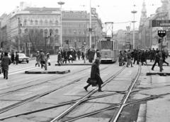 Magyarország, Budapest VIII., József körút, villamosmegálló a Blaha Lujza térnél. Háttérben a Rákóczi úti kereszteződés után az Erzsébet (Lenin) körút épületsora látható., 1981, Prohászka Imre, Budapest, Fortepan #288975